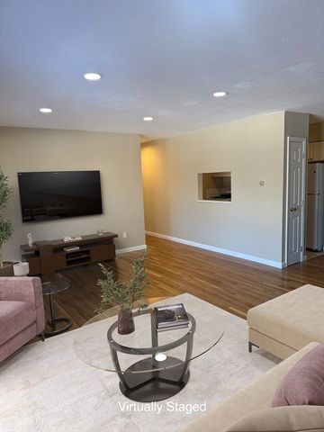 10 Crescent Dr 5, Andover, MA 01810