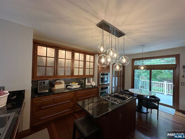 7 Cobblestone Court, Oakland, NJ 07436