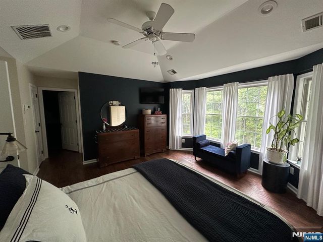 7 Cobblestone Court, Oakland, NJ 07436