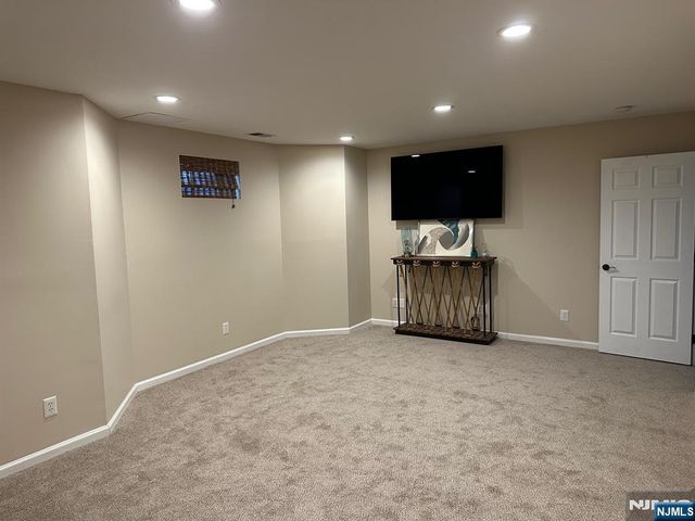 7 Cobblestone Court, Oakland, NJ 07436