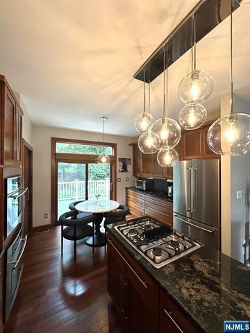 7 Cobblestone Court, Oakland, NJ 07436