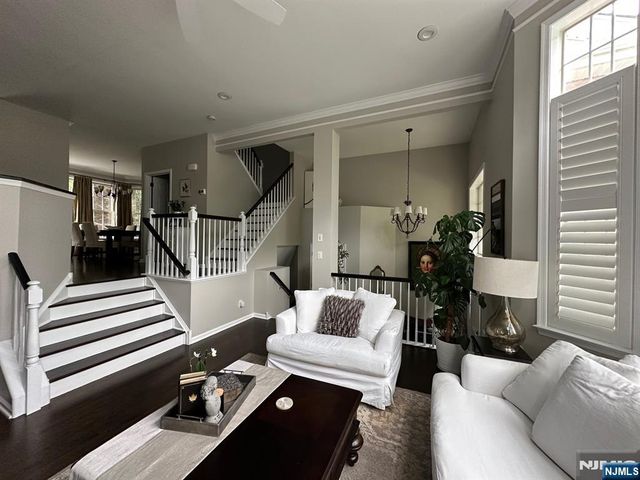 7 Cobblestone Court, Oakland, NJ 07436