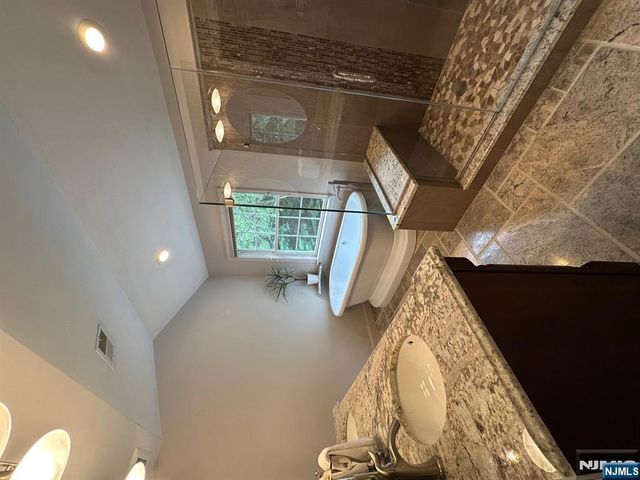 7 Cobblestone Court, Oakland, NJ 07436