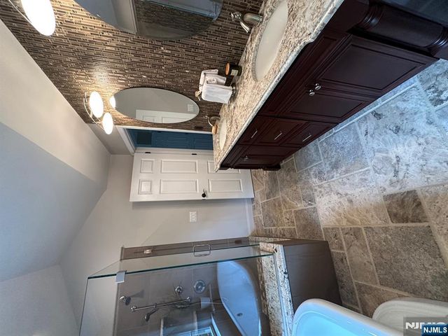 7 Cobblestone Court, Oakland, NJ 07436