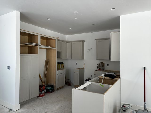 581 Waterford Village Drive, Grand Rapids, MI 49534