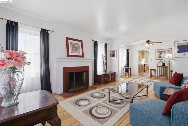 1100 101St Ave, Oakland, CA 94603
