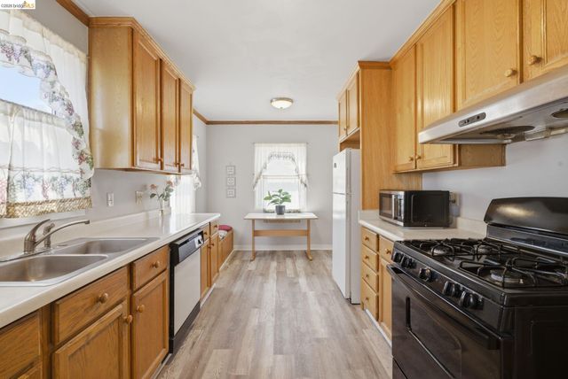 1100 101St Ave, Oakland, CA 94603