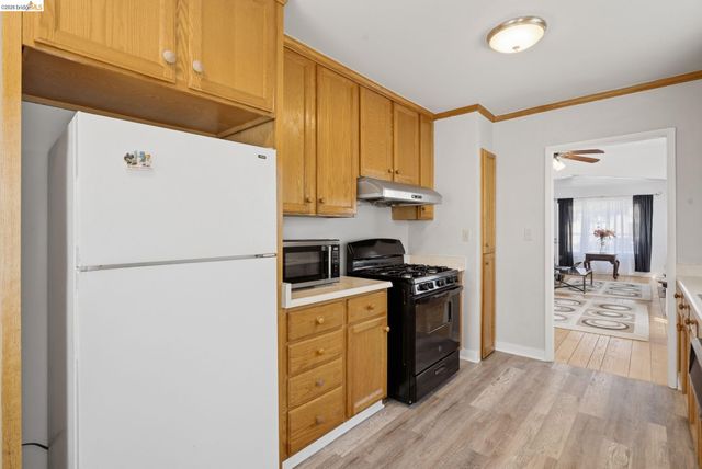 1100 101St Ave, Oakland, CA 94603