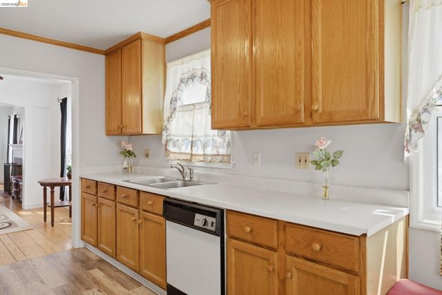 1100 101St Ave, Oakland, CA 94603