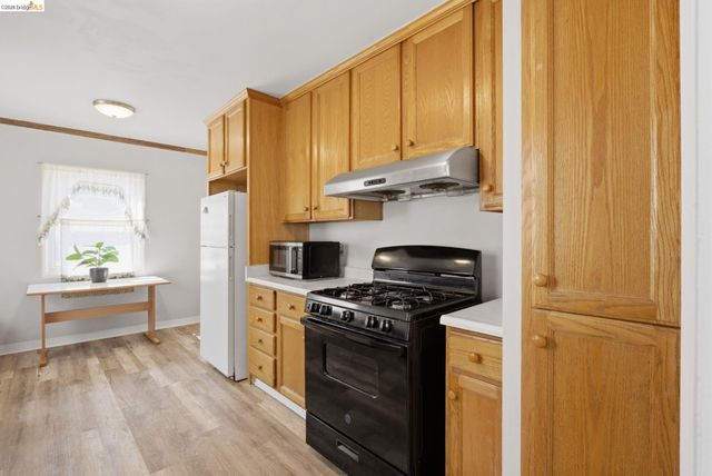 1100 101St Ave, Oakland, CA 94603