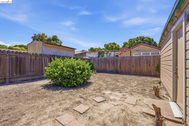 1100 101St Ave, Oakland, CA 94603