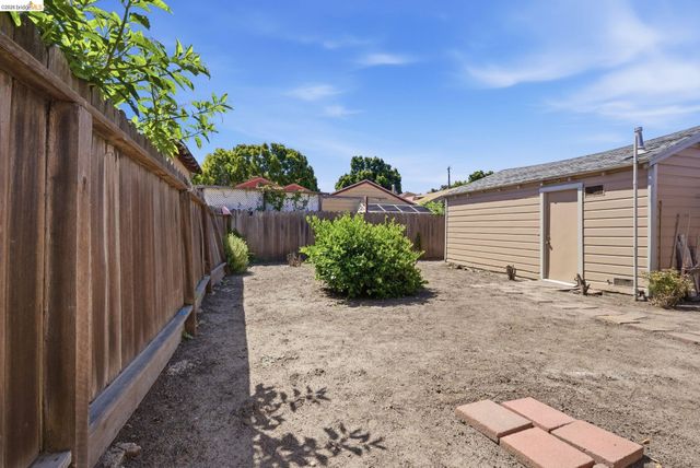 1100 101St Ave, Oakland, CA 94603