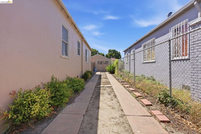 1100 101St Ave, Oakland, CA 94603