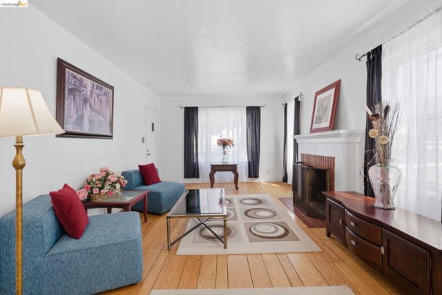1100 101St Ave, Oakland, CA 94603