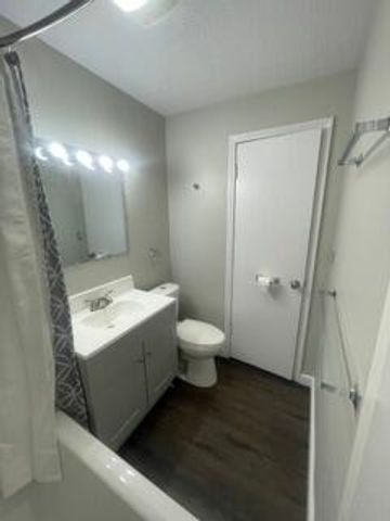 204 W Berry Avenue, Lansing, MI 48910