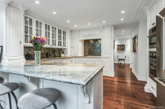 52 Hyde Court, Manhasset, NY 11030