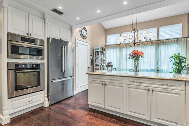 52 Hyde Court, Manhasset, NY 11030