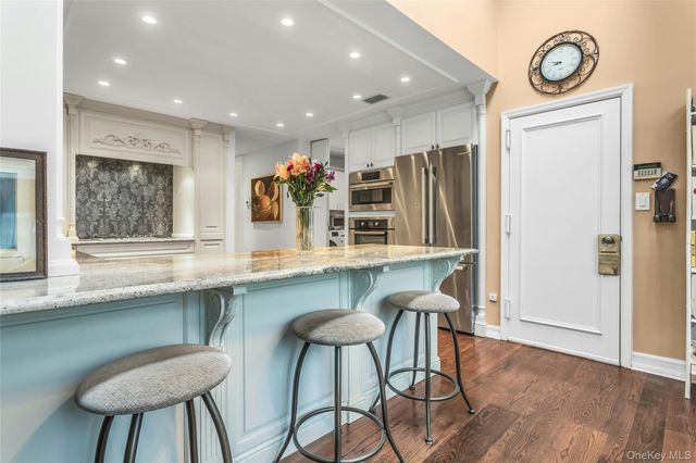 52 Hyde Court, Manhasset, NY 11030