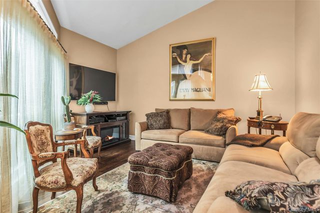 52 Hyde Court, Manhasset, NY 11030