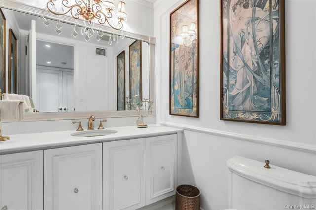 52 Hyde Court, Manhasset, NY 11030