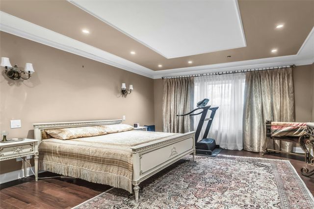 52 Hyde Court, Manhasset, NY 11030