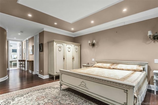 52 Hyde Court, Manhasset, NY 11030