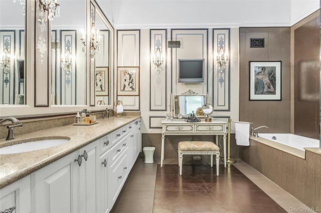 52 Hyde Court, Manhasset, NY 11030