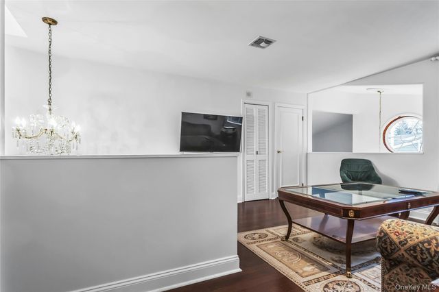 52 Hyde Court, Manhasset, NY 11030