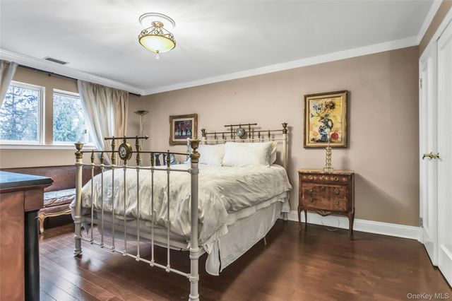 52 Hyde Court, Manhasset, NY 11030