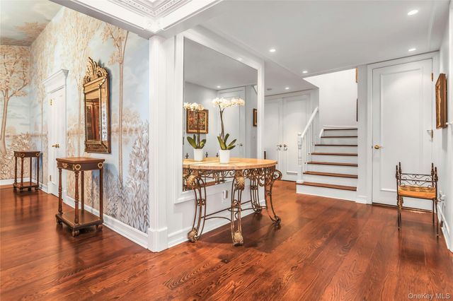 52 Hyde Court, Manhasset, NY 11030