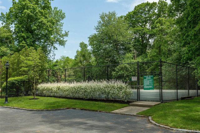 52 Hyde Court, Manhasset, NY 11030