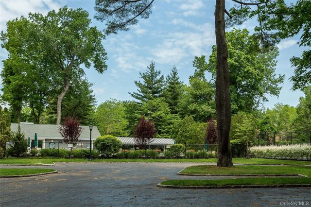 52 Hyde Court, Manhasset, NY 11030