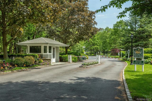 52 Hyde Court, Manhasset, NY 11030