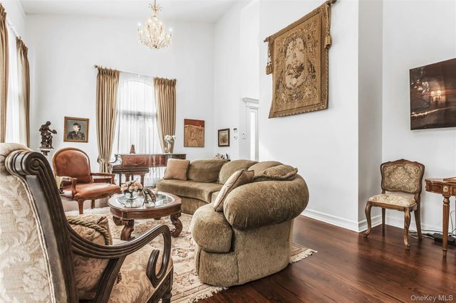 52 Hyde Court, Manhasset, NY 11030