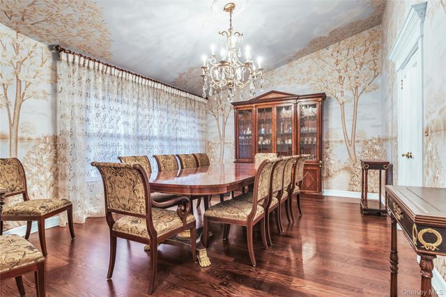 52 Hyde Court, Manhasset, NY 11030