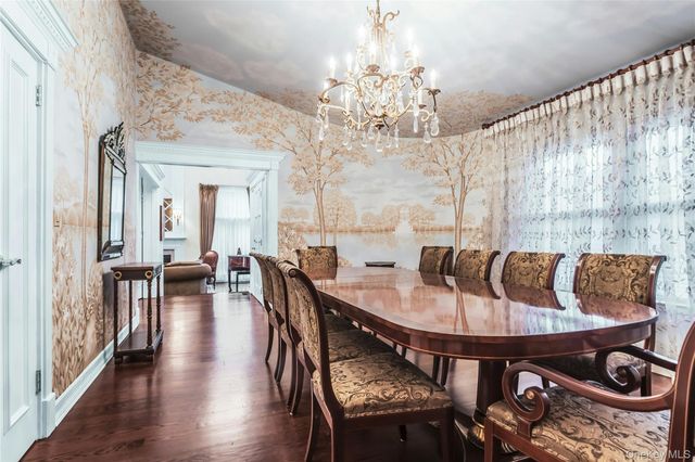 52 Hyde Court, Manhasset, NY 11030