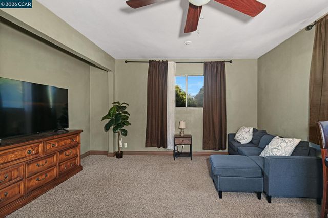 1402 Canterbury Dr, Fairfield, CA 94533