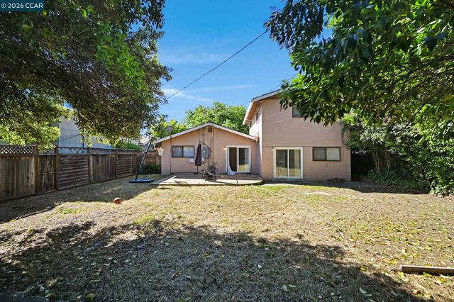 1402 Canterbury Dr, Fairfield, CA 94533
