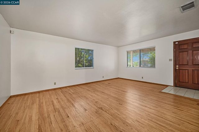 1402 Canterbury Dr, Fairfield, CA 94533