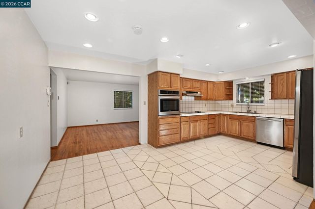 1402 Canterbury Dr, Fairfield, CA 94533