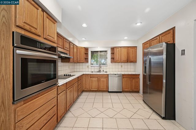 1402 Canterbury Dr, Fairfield, CA 94533