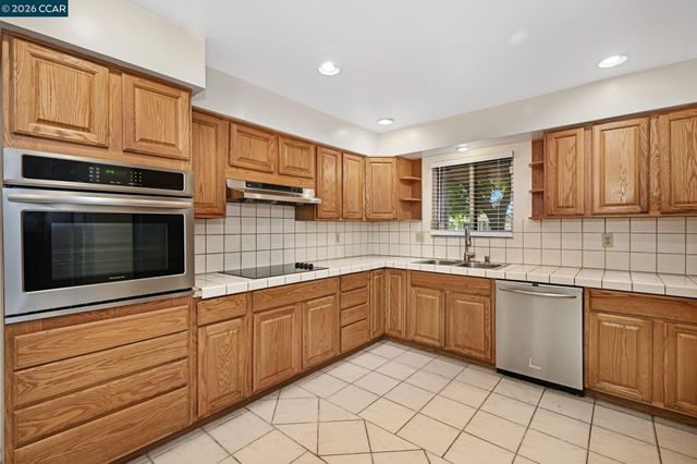 1402 Canterbury Dr, Fairfield, CA 94533