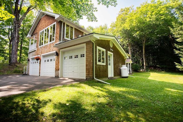 8 Douglas Road, Essex, VT 05452