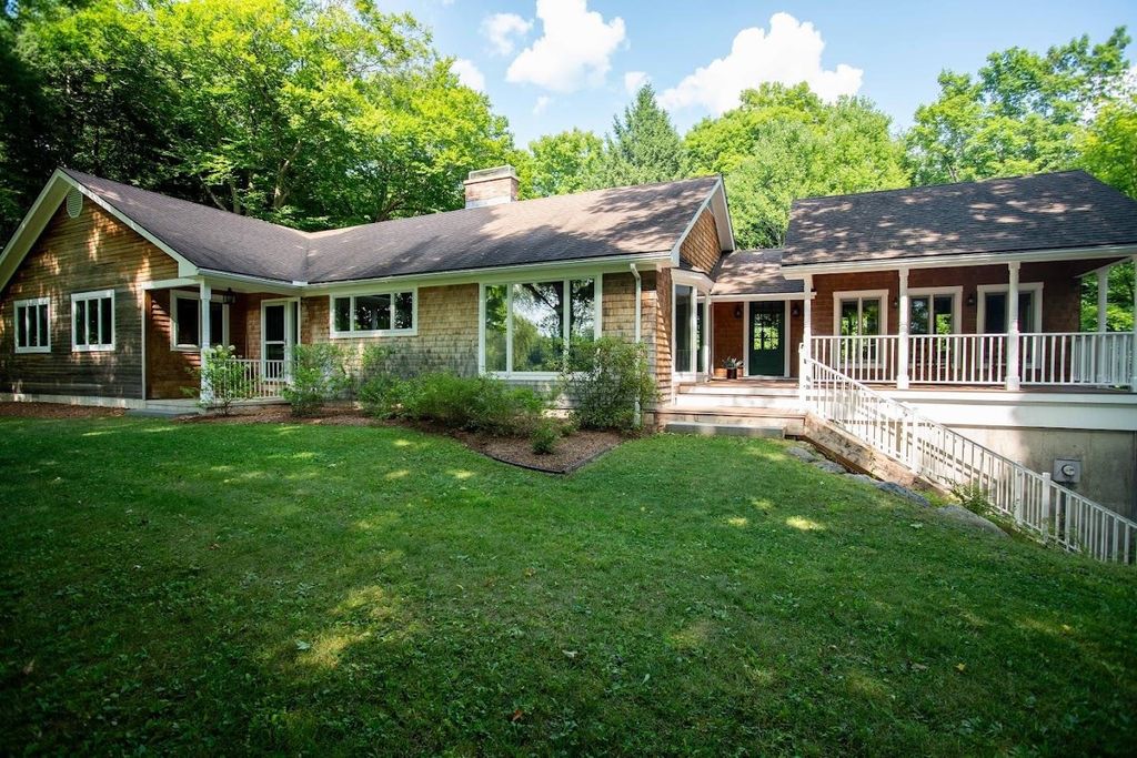 8 Douglas Road, Essex, VT 05452
