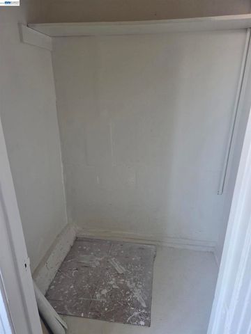 2859 E 9th Street, Oakland, CA 94601