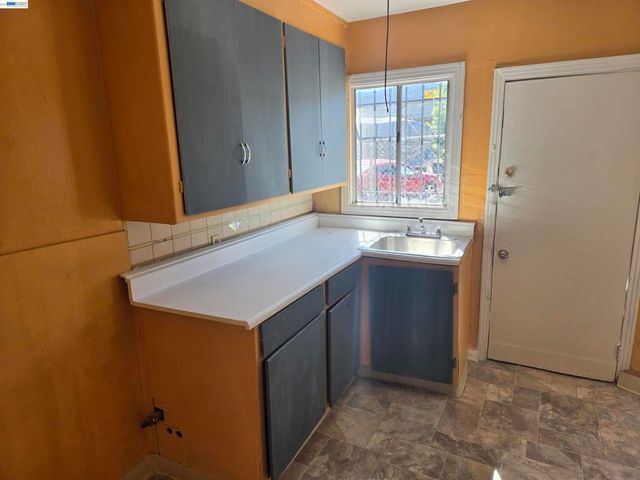 2859 E 9th Street, Oakland, CA 94601