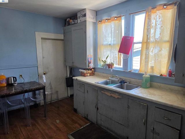 2859 E 9th Street, Oakland, CA 94601