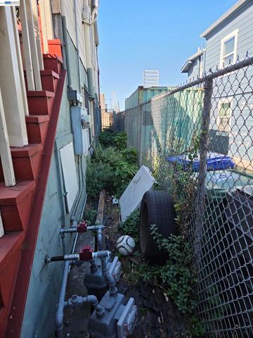 2859 E 9th Street, Oakland, CA 94601
