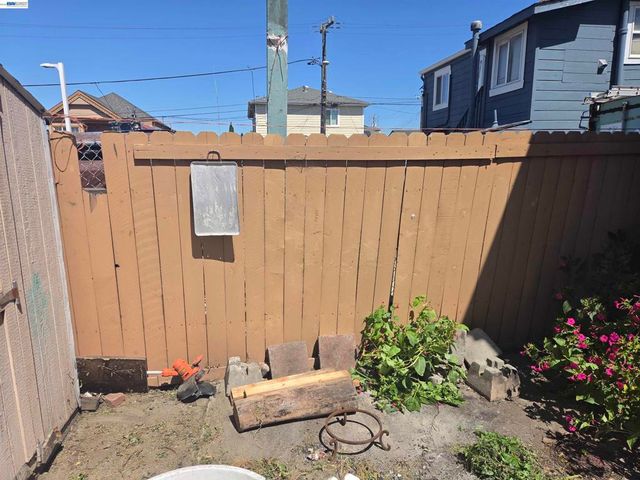 2859 E 9th Street, Oakland, CA 94601