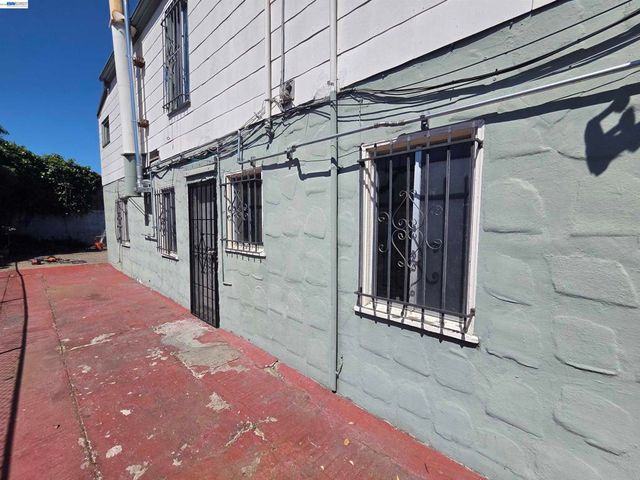 2859 E 9th Street, Oakland, CA 94601